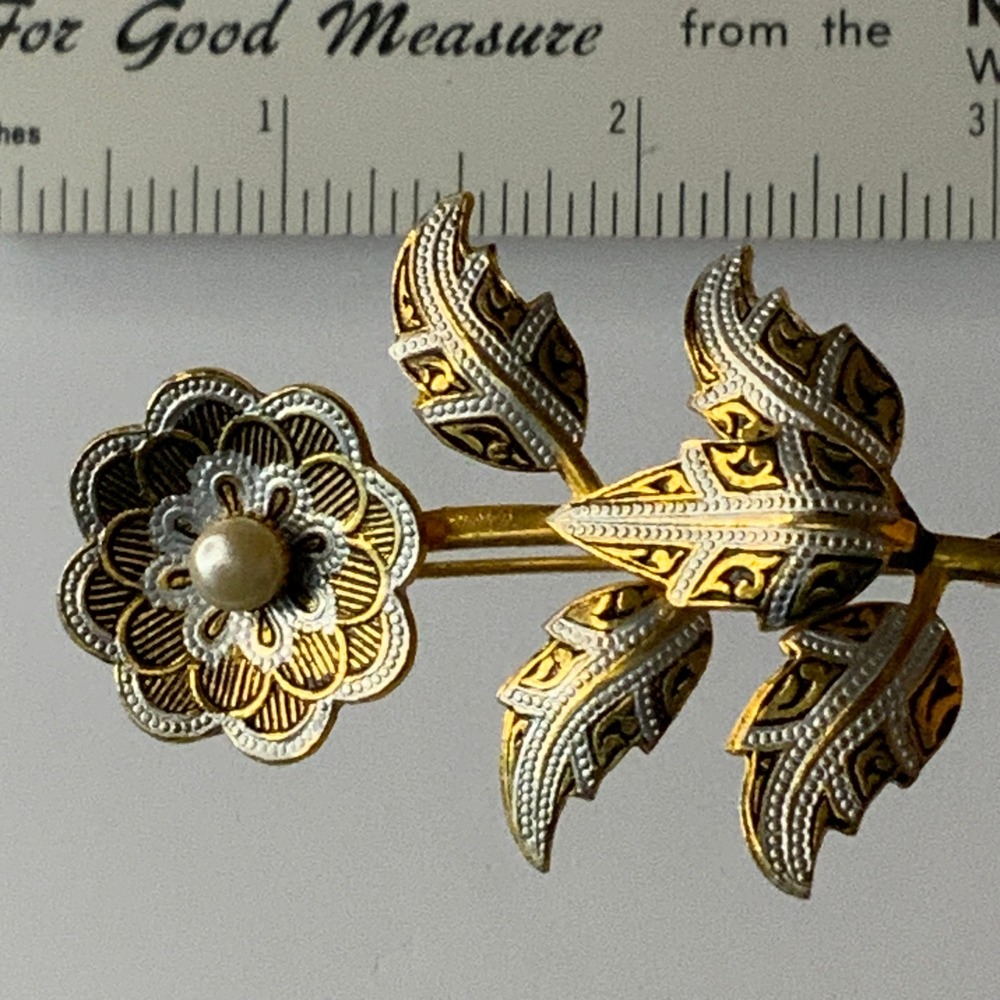 Vintage Gold Tone Flower with pearl brooch made in Spain - Picture 2 of 6
